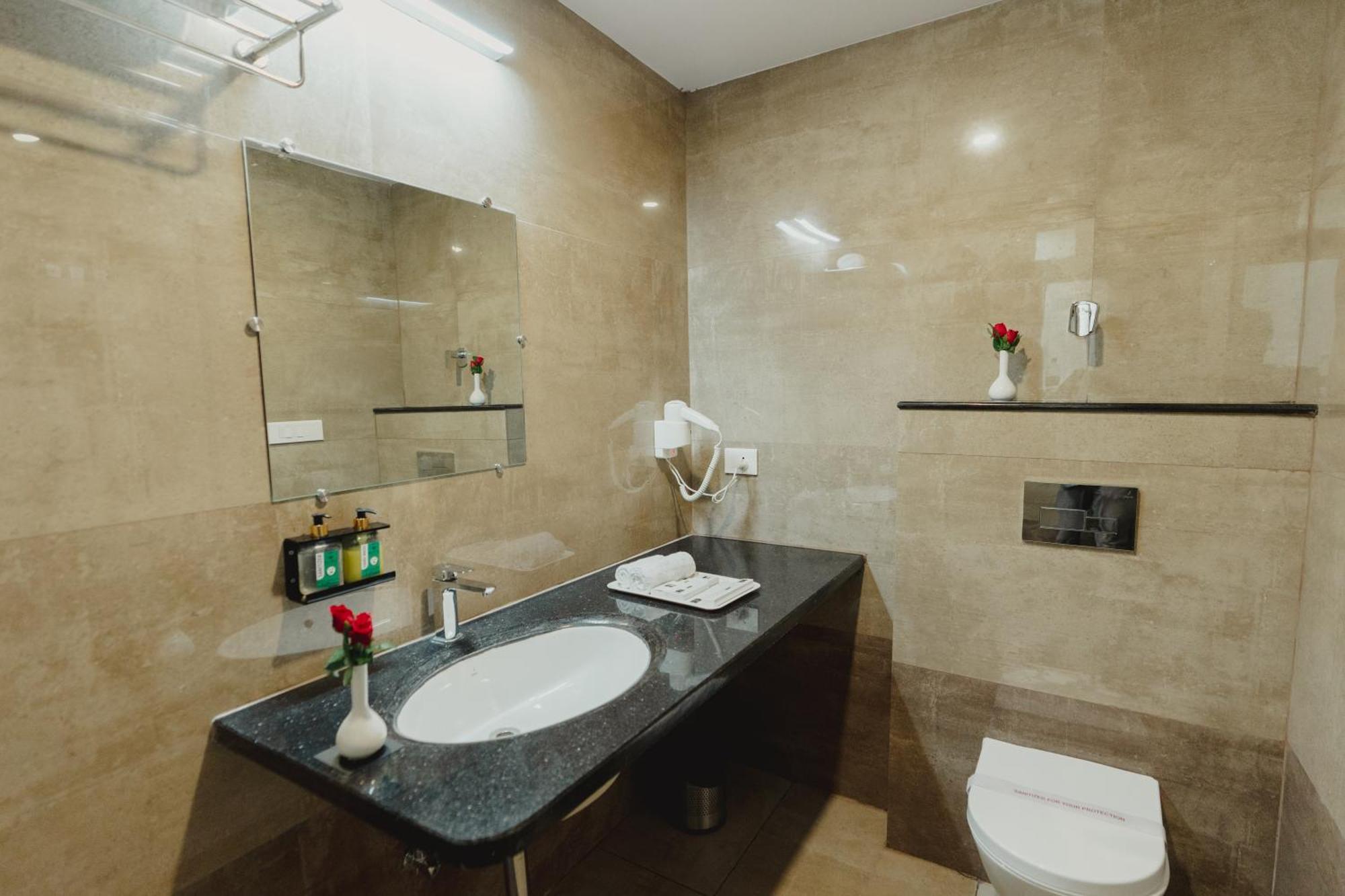 Hotel Bigwig จาบัลปูร์ ภายนอก รูปภาพ