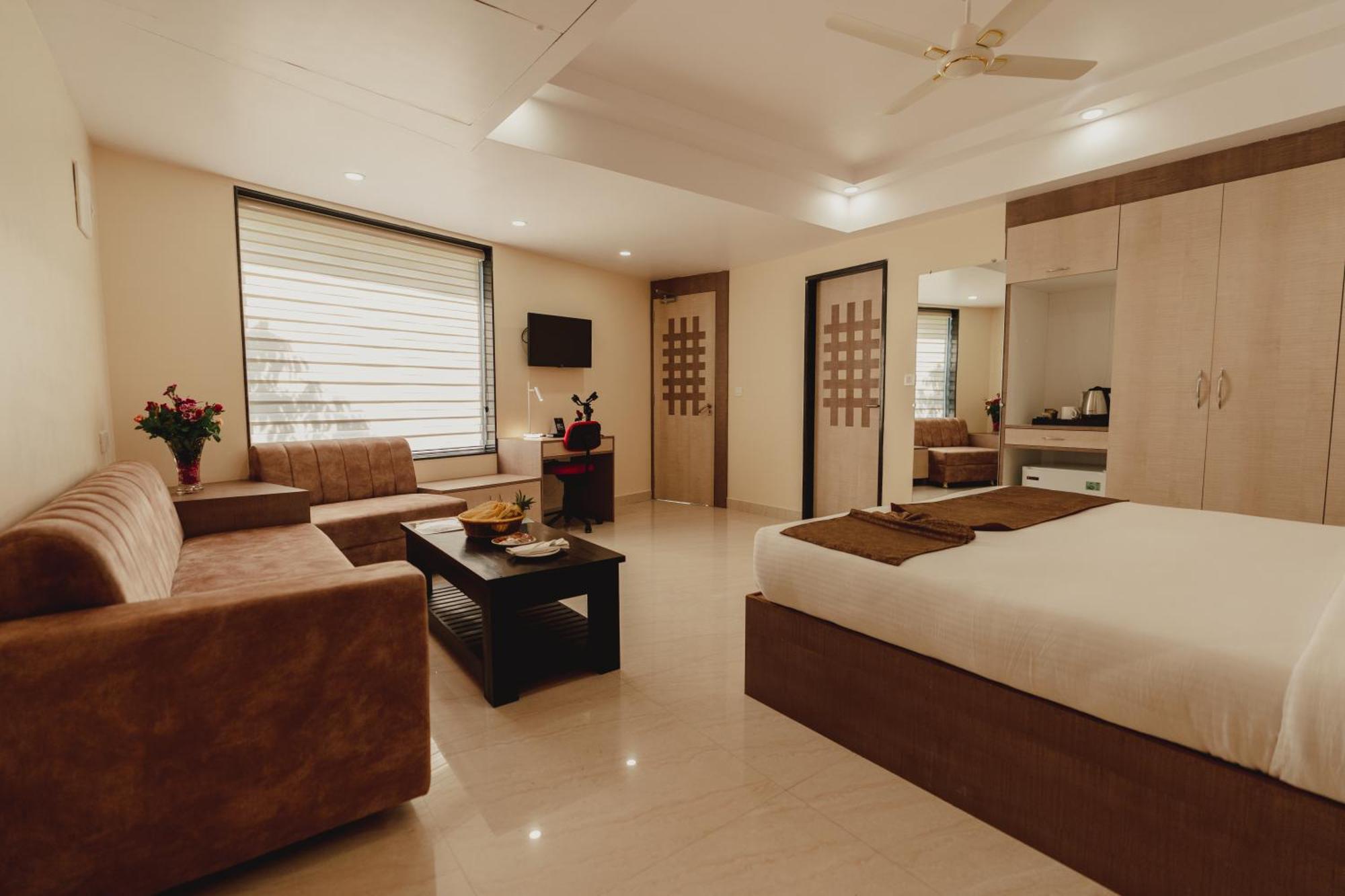 Hotel Bigwig จาบัลปูร์ ภายนอก รูปภาพ