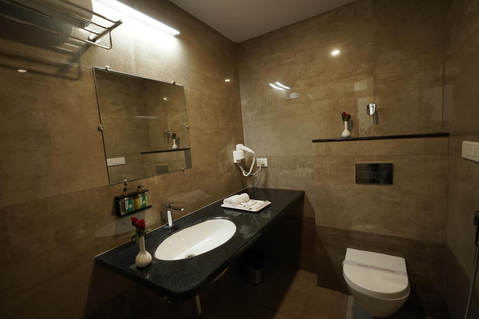 Hotel Bigwig จาบัลปูร์ ภายนอก รูปภาพ