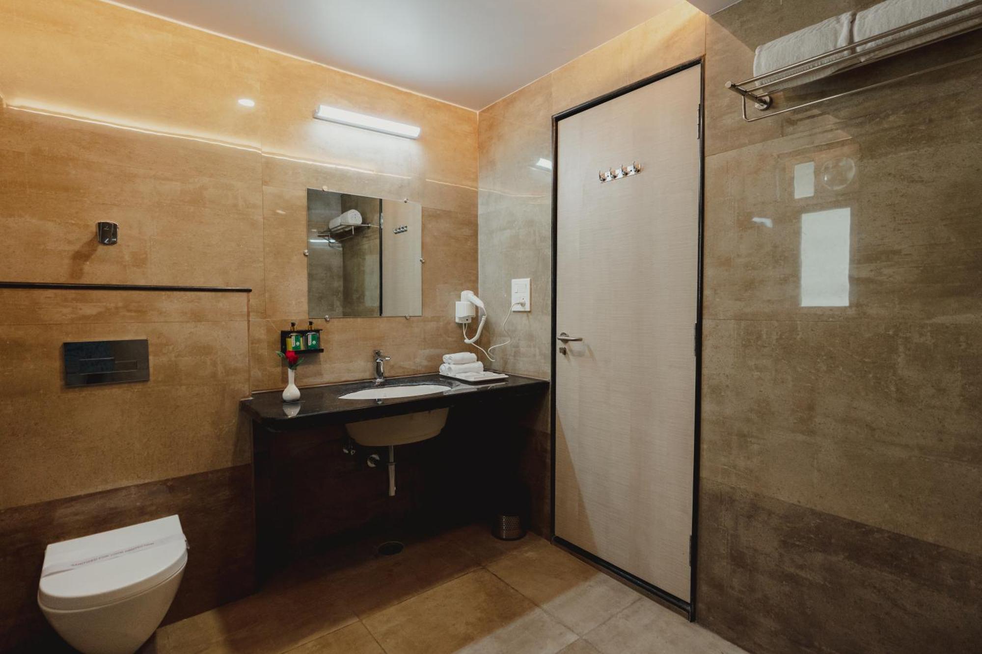 Hotel Bigwig จาบัลปูร์ ภายนอก รูปภาพ